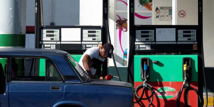 Un hombre llena un tanque en una gasolinera en La Habana, el 2 de octubre de 2023. - El aumento de la gasolina en Cuba en más del 500% entrará en vigor el 1 de marzo, un mes después de la fecha inicialmente prevista, la informó el gobierno el miércoles 28 de febrero de 2024. (Foto de YAMIL LAGE / AFP)