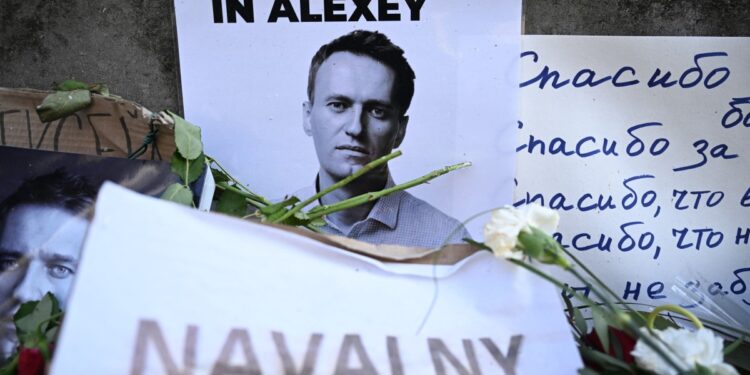 Una fotografía del difunto líder de la oposición rusa Alexei Navalny con la inscripción "Creemos en Alexey" se muestra en un monumento improvisado en Frankfurt am Main, Alemania occidental, el 29 de febrero de 2024. - el funeral del líder de la oposición rusa Alexei Navalny se llevará a cabo en una iglesia en el sur de Moscú el 1 de marzo de 2024, dijeron aliados del político. "El funeral de Alexei se celebrará en una iglesia... en Maryino el 1 de marzo a las 14:00 (11:00 GMT). Vengan con antelación", dijo su equipo en una publicación en las redes sociales el 28 de febrero de 2024. (Foto de AFP)