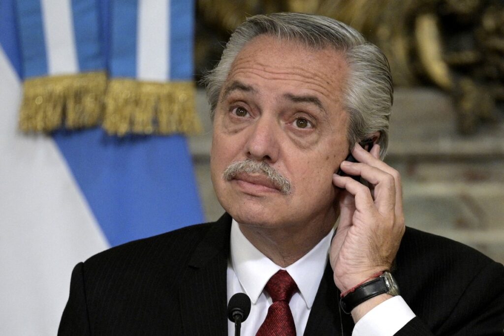 Imputan al expresidente argentino Fernández por malversación de fondos