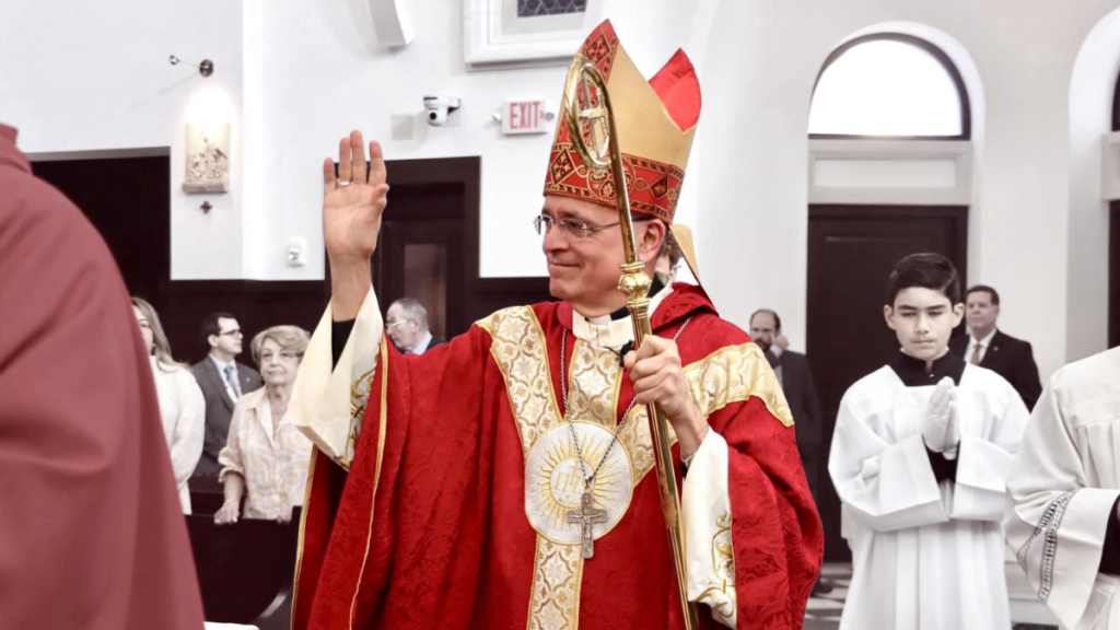 Monseñor Silvio Báez confirma su regreso a sus labores religiosas en Miami, Estados Unidos