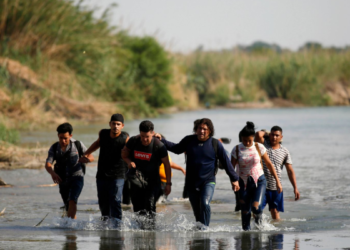 A pesar de conocer los riesgos, miles de migrantes atraviesan el Río Bravo con el objetivo de llegar a suelo estadounidense. Foto: Univisión | REFERENCIA.