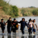 A pesar de conocer los riesgos, miles de migrantes atraviesan el Río Bravo con el objetivo de llegar a suelo estadounidense. Foto: Univisión | REFERENCIA.