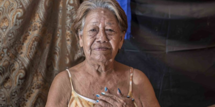 En vida, doña «Coquito» siempre procuraba tener las uñas pintadas de azul y blanco, como un símbolo de resistencia cívica. Foto: Óscar Navarrete | Vía: La Prensa.