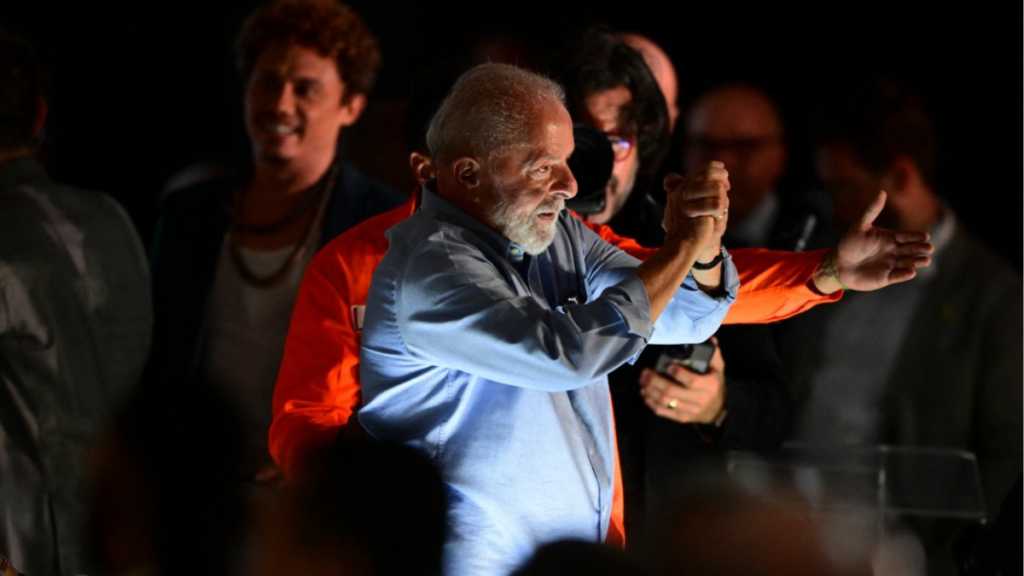 El presidente de Brasil, Luiz Inacio Lula da Silva, saluda al final de una ceremonia para lanzar el proyecto de inversi&oacute;n cultural de Petrobras en el Museo de Arte Moderno de R&iacute;o de Janeiro, Brasil, el 23 de febrero de 2024. (Foto de Pablo PORCIUNCULA / AFP)
