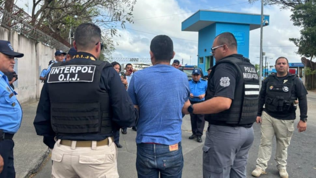 Policía entrega a Douglas Gamaliel Álvarez a las autoridades nicaragüenses. // Foto: Organismo de Investigación Judicial (OIJ) de Costa Rica.