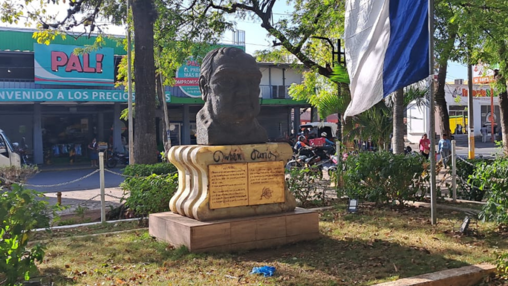 El «grotesco» busto a Rubén Darío de Masaya que busca «paternidad responsable»