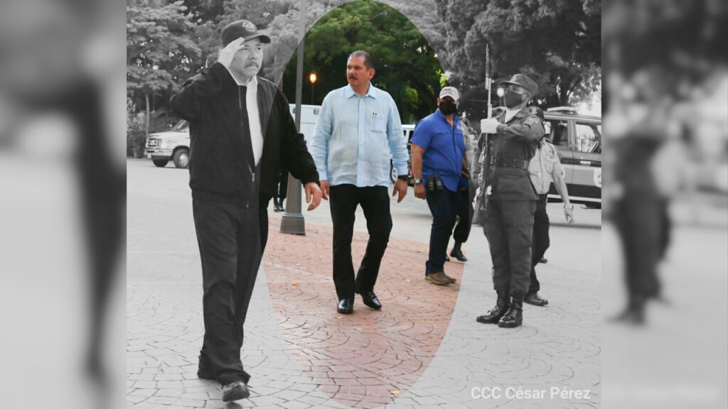 Javier Ernesto Morales Cuadra, a quien la dictadura donó dos valiosas propiedades en Tola, es asistente y «sombra» del dictador Daniel Ortega