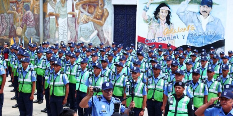 Policías nuevos que se suman a las fuerzas represivas de la dictadura.