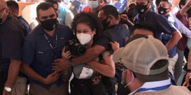 Denuncian aumento de agresiones contra periodistas en El Salvador