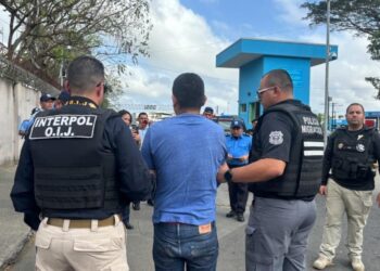 Momentos en que las autoridades costarricenses entregan a Douglas Gamaliel Álvarez a Nicaragua. Foto: Organismo de Investigación Judicial (OIJ) de Costa Rica