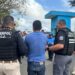 Momentos en que las autoridades costarricenses entregan a Douglas Gamaliel Álvarez a Nicaragua. Foto: Organismo de Investigación Judicial (OIJ) de Costa Rica