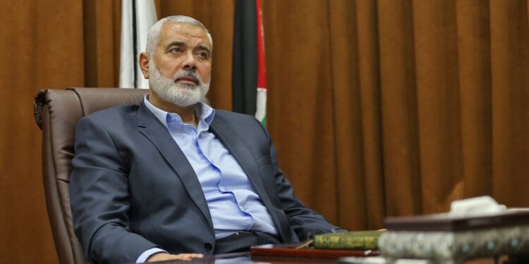 El jefe de Hamás, Ismail Haniya, observa la cobertura del acuerdo de reconciliación el 12 de octubre de 2017 en su oficina en la ciudad de Gaza. Las facciones palestinas rivales Hamás y Fatah llegaron a un acuerdo sobre aspectos de su intento de reconciliación durante las conversaciones mediadas por Egipto en El Cairo esta semana, dijo Hamás el jueves. (Foto de MOHAMMED ABED / AFP)