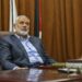 El jefe de Hamás, Ismail Haniya, observa la cobertura del acuerdo de reconciliación el 12 de octubre de 2017 en su oficina en la ciudad de Gaza. Las facciones palestinas rivales Hamás y Fatah llegaron a un acuerdo sobre aspectos de su intento de reconciliación durante las conversaciones mediadas por Egipto en El Cairo esta semana, dijo Hamás el jueves. (Foto de MOHAMMED ABED / AFP)