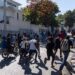 Los manifestantes corren en la calle durante una manifestación después de un ataque de pandillas contra una comisaría de policía que dejó seis agentes muertos, en Puerto Príncipe, Haití, el 26 de enero de 2023. Los ataques, que dejaron seis agentes muertos, ocurrieron el 25 de enero en la localidad de Liancourt, cuando los agentes tuvieron que repeler cuatro ataques de los pistoleros que intentaban tomar la comisaría, según noticias locales. (Foto de Richard Pierrin / AFP)