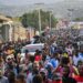 La gente celebra la llegada de la Brigada de Seguridad de Áreas Protegidas (BSAP, por sus siglas en inglés) de la agencia paramilitar y ambiental durante una manifestación que pide la salida del primer ministro haitiano, Ariel Henry, en Puerto Príncipe el 6 de febrero de 2024. - El gobierno de Haití el El 5 de febrero de 2024 anunció una ofensiva contra el BSAP, cuyos agentes fuertemente armados han ganado poder recientemente y han sido culpados de violentos enfrentamientos con la policía la semana pasada. (Foto de Richard PIERRIN / AFP)