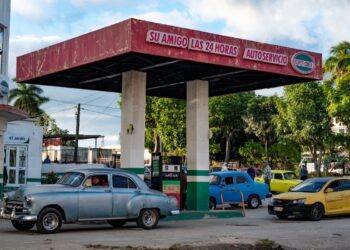 Conductores hacen cola para llenar sus tanques en una gasolinera de La Habana, el 31 de enero de 2024. - El aumento de la gasolina en Cuba en más del 500% entrará en vigor el 1 de marzo, un mes después de la fecha inicialmente prevista, informó el gobierno el miércoles 28 de febrero de 2024. (Foto de YAMIL LAGE / AFP)