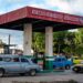 Conductores hacen cola para llenar sus tanques en una gasolinera de La Habana, el 31 de enero de 2024. - El aumento de la gasolina en Cuba en más del 500% entrará en vigor el 1 de marzo, un mes después de la fecha inicialmente prevista, informó el gobierno el miércoles 28 de febrero de 2024. (Foto de YAMIL LAGE / AFP)