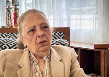 La activista opositora cubana Martha Beatriz Roque, de 78 años, habla durante una entrevista con la AFP en La Habana, el 23 de febrero de 2024. Roque, ganadora del Premio Internacional Mujeres de Coraje concedido por Estados Unidos, dedicó esa distinción a "toda la disidencia" en su país, debilitado por la "represión" tras las manifestaciones de julio de 2021. "Un premio internacional de esta magnitud es el primero que recibo, y para mí es como si lo recibieran todos los disidentes", reaccionó Roque en una entrevista en la residencia de un diplomático estadounidense en La Habana, días antes del anuncio oficial del premio. Lista de premios de las 12 mujeres honradas por el Departamento de Estado. (Foto de ADALBERTO ROQUE/AFP)