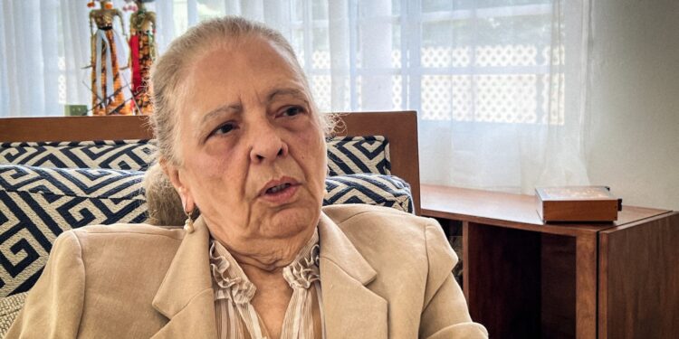 La activista opositora cubana Martha Beatriz Roque, de 78 años, habla durante una entrevista con la AFP en La Habana, el 23 de febrero de 2024. Roque, ganadora del Premio Internacional Mujeres de Coraje concedido por Estados Unidos, dedicó esa distinción a "toda la disidencia" en su país, debilitado por la "represión" tras las manifestaciones de julio de 2021. "Un premio internacional de esta magnitud es el primero que recibo, y para mí es como si lo recibieran todos los disidentes", reaccionó Roque en una entrevista en la residencia de un diplomático estadounidense en La Habana, días antes del anuncio oficial del premio. Lista de premios de las 12 mujeres honradas por el Departamento de Estado. (Foto de ADALBERTO ROQUE/AFP)