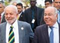 El presidente de Brasil, Luiz Inácio Lula da Silva (i), y su ministro de Relaciones Exteriores, Mauro Vieira (d), llegan para asistir a la Cumbre de la CELAC en Buccament Bay, San Vicente y las Granadinas, el 1 de marzo de 2024. (Foto de Randy Brooks / AFP)