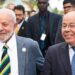 El presidente de Brasil, Luiz Inácio Lula da Silva (i), y su ministro de Relaciones Exteriores, Mauro Vieira (d), llegan para asistir a la Cumbre de la CELAC en Buccament Bay, San Vicente y las Granadinas, el 1 de marzo de 2024. (Foto de Randy Brooks / AFP)