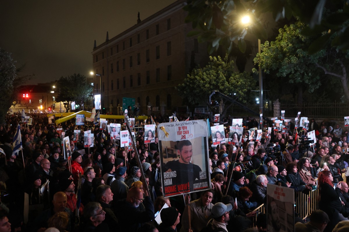 Manifestantes con retratos de rehenes israelíes protestan frente a la residencia del primer ministro en Jerusalén el 2 de marzo de 2024 para presionar al gobierno para que garantice la liberación de los rehenes retenidos por el movimiento palestino Hamas en la Franja de Gaza desde los ataques del 7 de octubre de 2023. - Los manifestantes llegaron a Jerusalén por la tarde, culminando una marcha de cuatro días desde la frontera de Gaza para pedir la liberación de los 130 rehenes que permanecen en cautiverio según Israel, cifra que incluye 31 presuntamente muertos. (Foto de GIL COHEN-MAGEN / AFP)