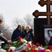 Cientos de rusos ante a la tumba de Navalni al día siguiente de su funeral. Foto: AFP