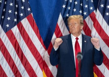 El ex presidente de Estados Unidos y aspirante a la presidencia de 2024, Donald Trump, hace gestos durante un mitin "Get Out the Vote" en el Greater Richmond Convention Center en Richmond, Virginia, el 2 de marzo de 2024. (Foto de SAUL LOEB / AFP)