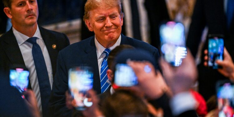 El ex presidente de Estados Unidos y aspirante a la presidencia de 2024, Donald Trump, asiste a una fiesta de observación nocturna de las elecciones del Súper Martes en el Mar-a-Lago Club en Palm Beach, Florida, el 5 de marzo de 2024. (Foto de CHANDAN KHANNA / AFP)