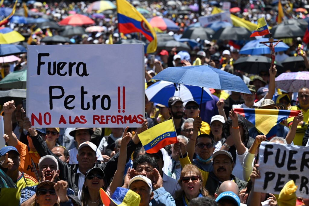 Miles protestan en Colombia contra el gobierno de Gustavo Petro