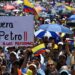 Manifestantes marchan contra el gobierno del presidente colombiano Gustavo Petro por las reformas de salud y pensiones en Bogotá el 6 de marzo de 2024. (Foto de Raúl ARBOLEDA / AFP)