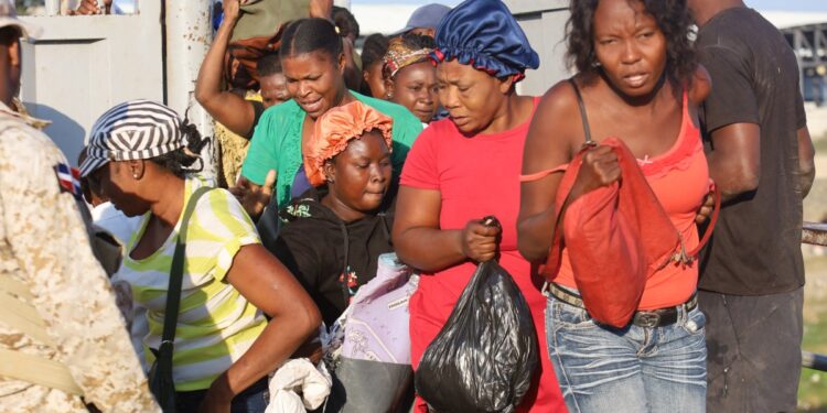 Los haitianos cruzan la frontera entre Quanamienthe en Haití y Dajabón en República Dominicana para trabajar en el mercado binacional en Dajabón, República Dominicana, el 8 de marzo de 2024. (Foto de Erickson POLANCO / AFP)