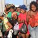 Los haitianos cruzan la frontera entre Quanamienthe en Haití y Dajabón en República Dominicana para trabajar en el mercado binacional en Dajabón, República Dominicana, el 8 de marzo de 2024. (Foto de Erickson POLANCO / AFP)