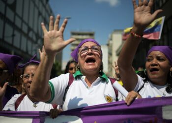 Mujeres participan en una manifestación para exigir mayores derechos para las mujeres durante el Día Internacional de la Mujer en Caracas, el 8 de marzo de 2024. (Foto de Federico PARRA / AFP)