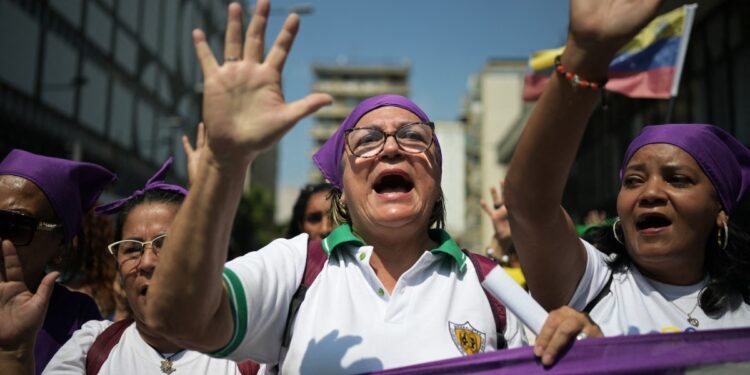 Mujeres participan en una manifestación para exigir mayores derechos para las mujeres durante el Día Internacional de la Mujer en Caracas, el 8 de marzo de 2024. (Foto de Federico PARRA / AFP)
