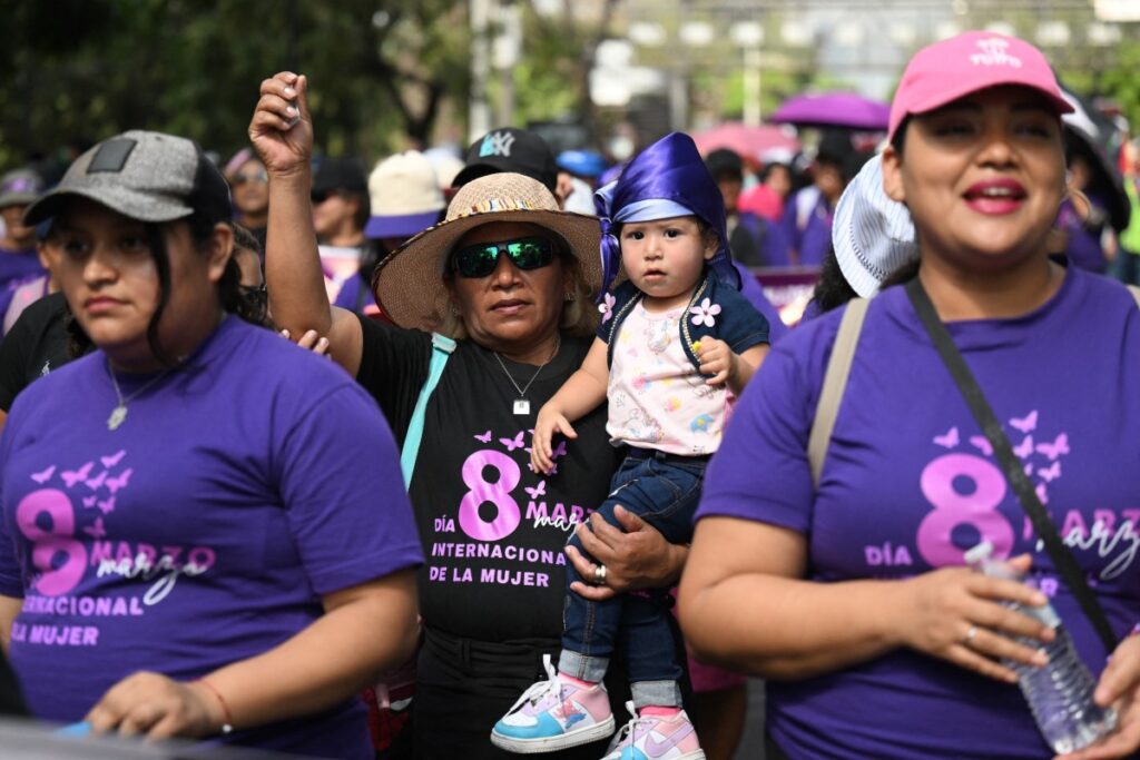 Mujeres participan en una marcha para conmemorar el Día Internacional de la Mujer en San Salvador, el 8 de marzo de 2024. (Foto de Marvin RECINOS / AFP)