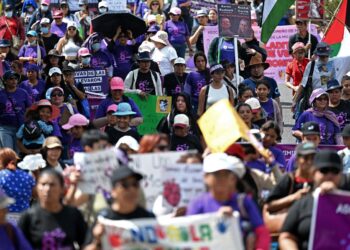 Manifestantes participan en una marcha para conmemorar el Día Internacional de la Mujer en San Salvador, el 8 de marzo de 2024. (Foto de Marvin RECINOS / AFP)