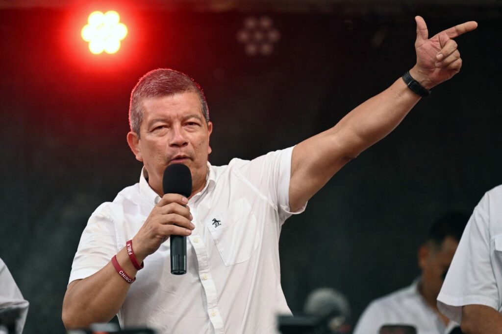 El candidato presidencial salvadore&ntilde;o Manuel Flores, del partido Frente Farabundo Mart&iacute; para la Liberaci&oacute;n Nacional (FMLN), habla con sus partidarios durante el mitin de cierre de su campa&ntilde;a en San Salvador el 27 de enero de 2024, antes de las elecciones nacionales del 4 de febrero. Al borde de la extinci&oacute;n, el partido izquierdista exguerrillero lucha por permanecer en la escena pol&iacute;tica de El Salvador, hegemonizado por el reelegido presidente Nayib Bukele. El izquierdista Frente Farabundo Mart&iacute; para la Liberaci&oacute;n Nacional (FMLN) anunci&oacute; una "reorganizaci&oacute;n total" tras el castigo sufrido en las elecciones municipales del domingo, ganadas abrumadoramente por el partido de Bukele y sus aliados. (Foto de Marvin RECINOS / AFP)
