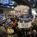 Los manifestantes portan pancartas durante una reunión convocada por familiares de rehenes israelíes retenidos en Gaza desde los ataques del 7 de octubre perpetrados por militantes de Hamas, en Tel Aviv el 9 de marzo de 2024, en medio de batallas en curso entre Israel y el grupo militante palestino Hamas. (Foto de JACK GUEZ / AFP)