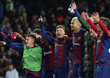 Los jugadores del Barcelona celebran su victoria al final del partido de vuelta de los octavos de final de la Liga de Campeones de la UEFA entre el FC Barcelona y el SSC Napoli en el Estadi Olimpic Lluis Companys de Barcelona el 12 de marzo de 2024. (Foto de LLUIS GENE / AFP)