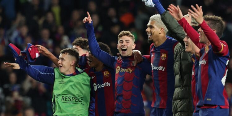 Los jugadores del Barcelona celebran su victoria al final del partido de vuelta de los octavos de final de la Liga de Campeones de la UEFA entre el FC Barcelona y el SSC Napoli en el Estadi Olimpic Lluis Companys de Barcelona el 12 de marzo de 2024. (Foto de LLUIS GENE / AFP)