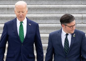 (De izquierda a derecha) El presidente estadounidense Joe Biden y el presidente de la Cámara de Representantes, Mike Johnson, salen después del almuerzo anual de Amigos de Irlanda, en el Capitolio de Estados Unidos en Washington, DC, el 15 de marzo de 2024. (Foto de SAUL LOEB / AFP)