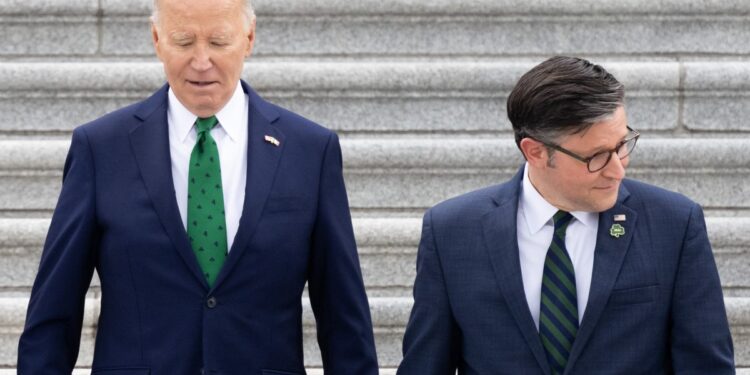 (De izquierda a derecha) El presidente estadounidense Joe Biden y el presidente de la Cámara de Representantes, Mike Johnson, salen después del almuerzo anual de Amigos de Irlanda, en el Capitolio de Estados Unidos en Washington, DC, el 15 de marzo de 2024. (Foto de SAUL LOEB / AFP)