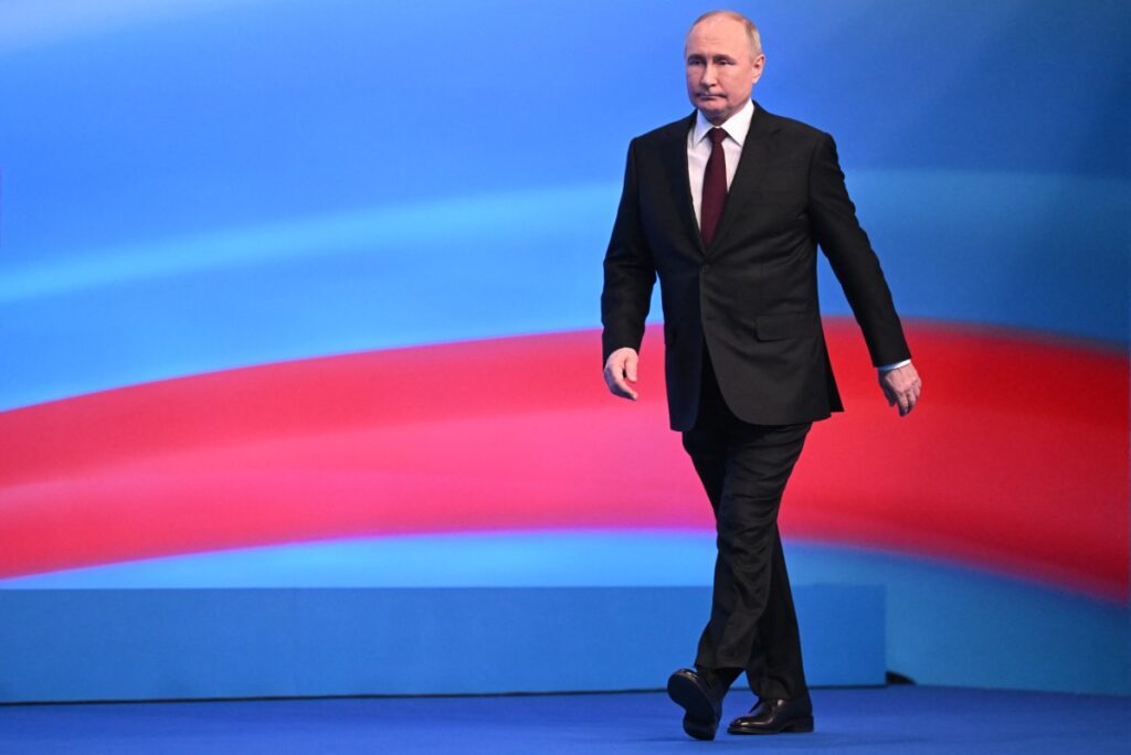El presidente ruso y candidato presidencial Vladimir Putin se reúne con los medios de comunicación en su sede de campaña en Moscú el 18 de marzo de 2024. (Foto de NATALIA KOLESNIKOVA / POOL / AFP)