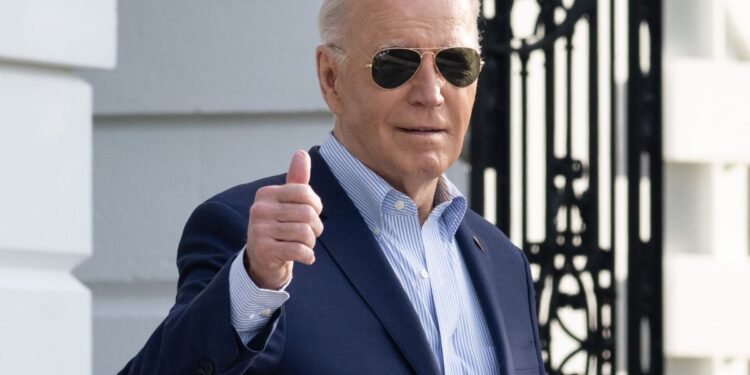 El presidente estadounidense Joe Biden camina hacia Marine One antes de partir desde el jardín sur de la Casa Blanca en Washington, DC, 19 de marzo de 2024. - Biden viaja a Nevada, Arizona y Texas en un viaje de campaña de tres días. (Foto de SAÚL LOEB / AFP)