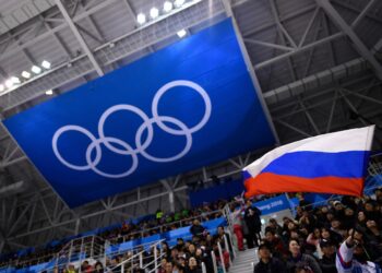 Un espectador ondea la bandera de Rusia durante el partido de hockey sobre hielo de la ronda preliminar masculina entre los atletas olímpicos de Rusia y Eslovenia durante los Juegos Olímpicos de Invierno de Pyeongchang 2018 en el Centro de Hockey de Gangneung en Gangneung el 16 de febrero de 2018. - Los jefes olímpicos anunciaron el 19 de marzo de 2024 que los atletas rusos y bielorrusos que compitan en los Juegos de París de este verano bajo bandera neutral no podrán participar en la ceremonia inaugural. Los atletas neutrales de ambos países "no participarán en el desfile de delegaciones y equipos durante la ceremonia de apertura, ya que son atletas individuales", dijo el director del COI, James McCloud, después de una reunión de la junta ejecutiva del Comité Olímpico Internacional en Lausana. (Foto de Brendan Smialowski / AFP)