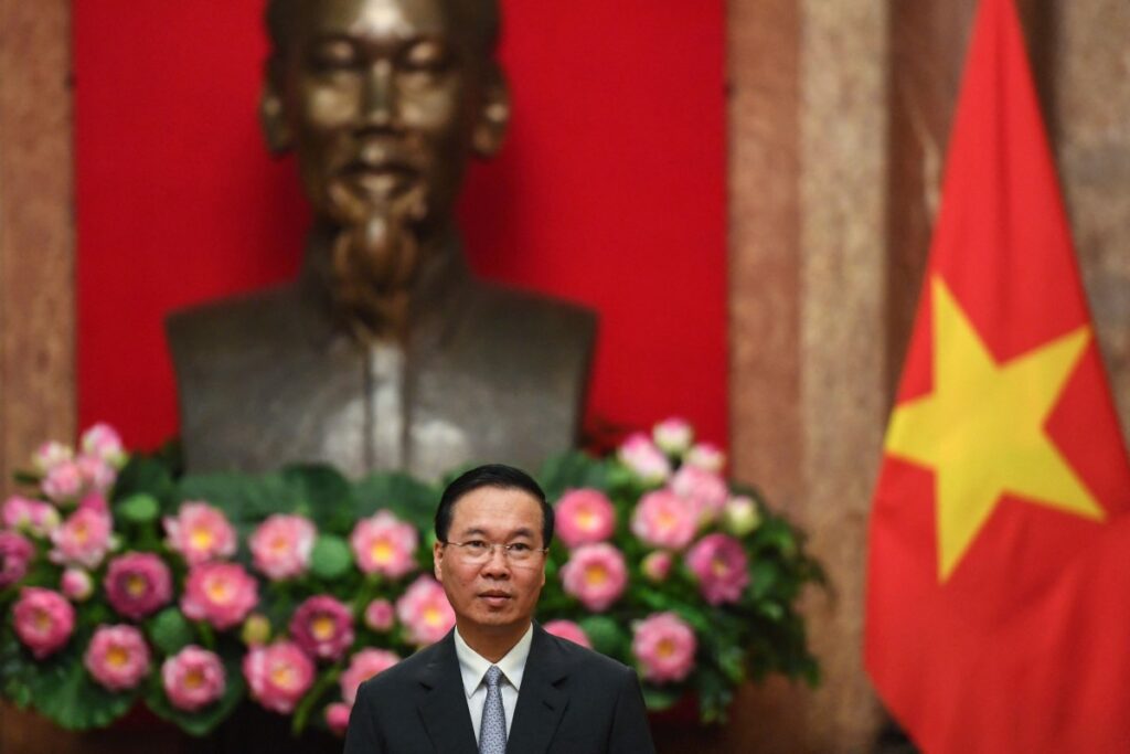 El presidente de Vietnam, Vo Van Thuong, observa durante una reunión con el primer ministro de la República Checa, Petr Fiala, en el Palacio Presidencial de Hanoi el 21 de abril de 2023. - El presidente de Vietnam, Vo Van Thuong, renunció, anunciaron los medios estatales el 20 de marzo de 2024. diciendo que era culpable de "violaciones y deficiencias". (Foto de Nhac NGUYEN / AFP)