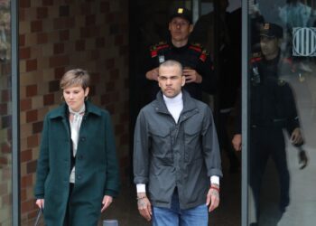 Dani Alves sale en libertad provisional en España tras pagar millonaria fianza. Foto: AFP