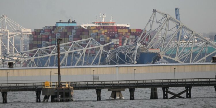 Un puente se derrumba en Baltimore tras chocar contra él un barco. Foto: AFP