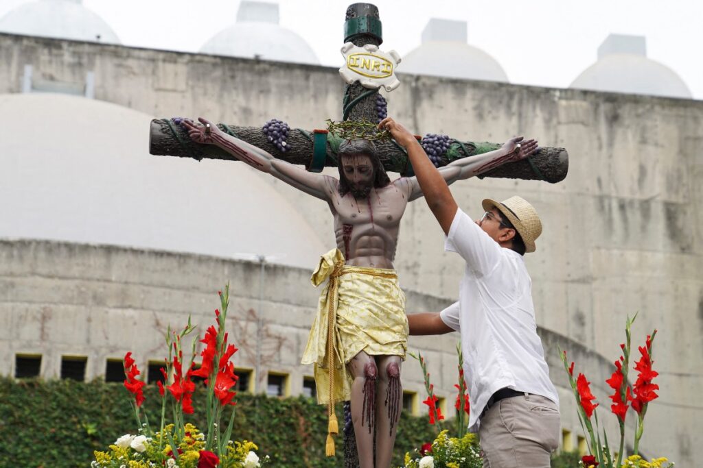 Nicaragüenses celebran viacrucis restringido a los alrededores de los templos